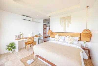 Habitación Doble Deluxe con balcón y vistas al mar — The AVA Resort Koh Tao